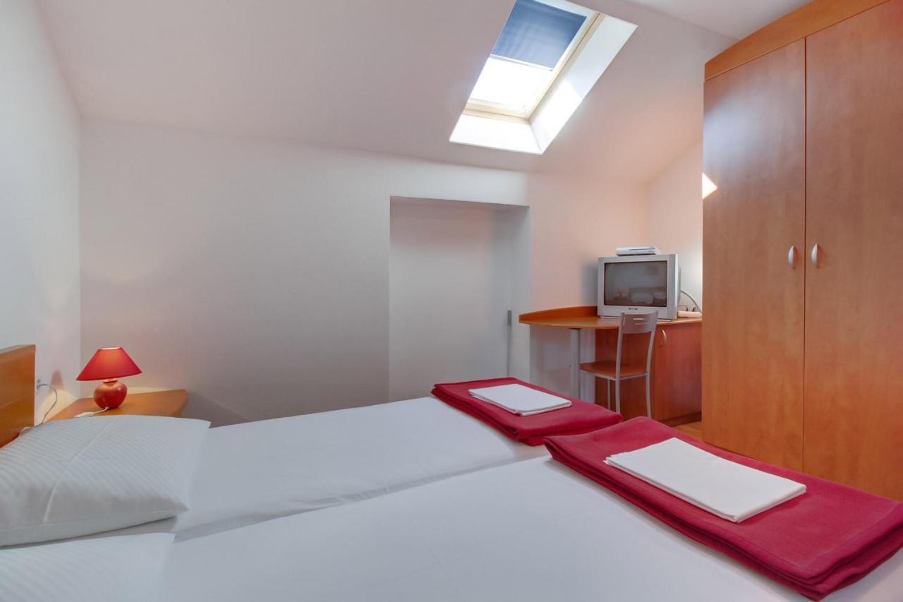 Apartments Rosa Mali Losinj Ngoại thất bức ảnh
